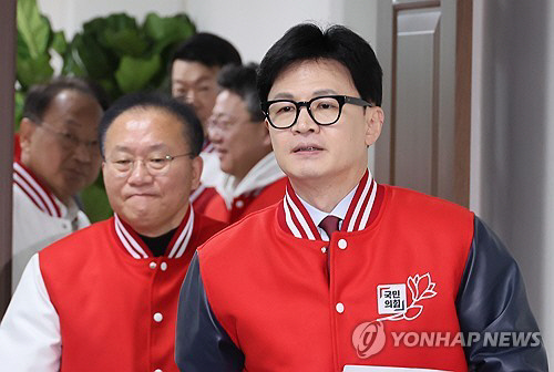 국민의힘 한동훈 비상대책위원장 겸 총괄 선거대책위원장이 24일 중앙선거대책위원회의에 참석하고 있다. 연합뉴스